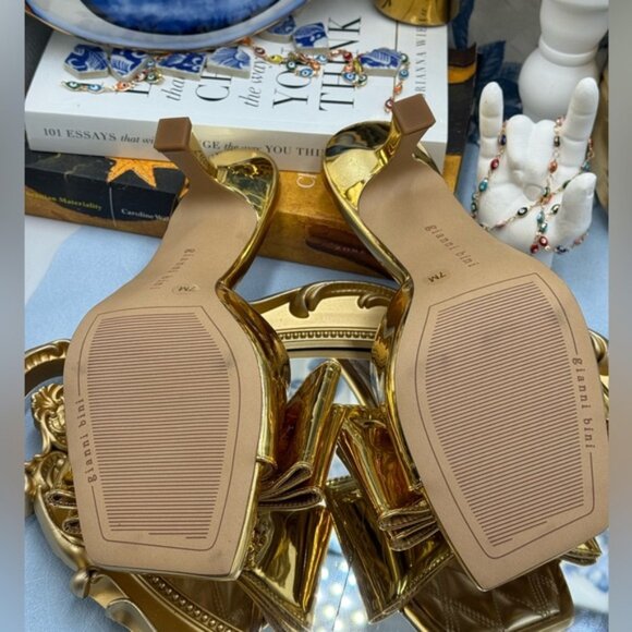 🆕 GIANNI BINI 🧿 NWOB Peeka Patent Gold Metallic Keyhole Ornament Sandal, Sz 7 - Picture 14 of 16